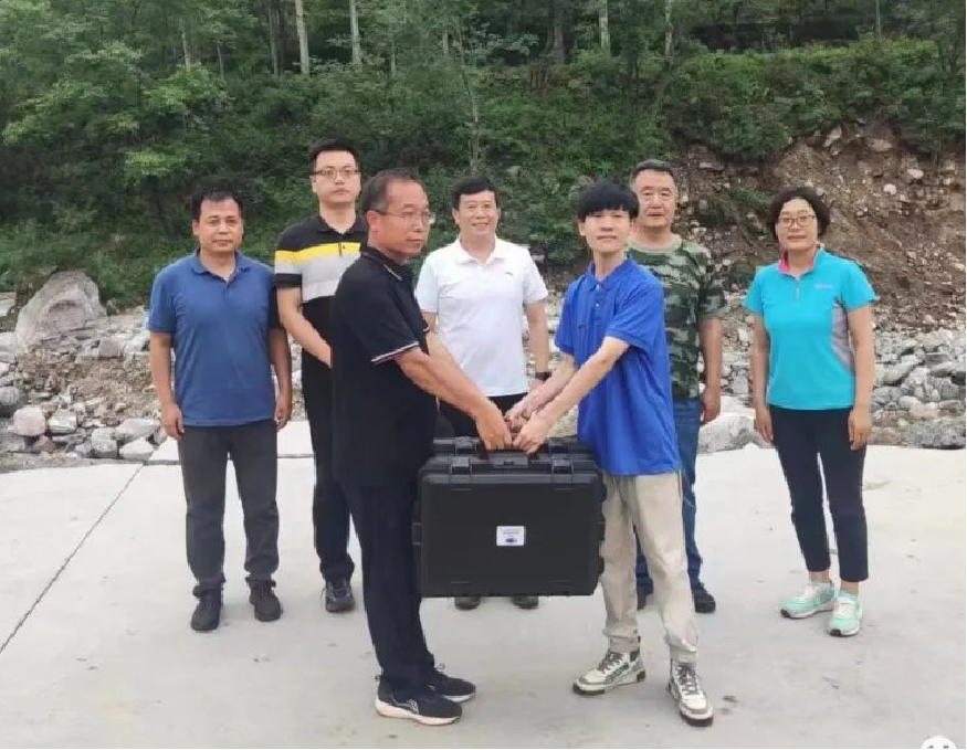 On August 10, Sinsche Technology donated instruments to Provincial Water Resources Department.